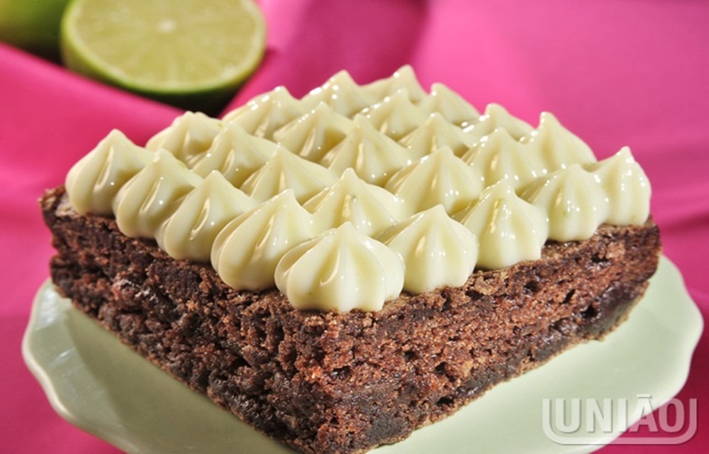 Ir para  <ul>
	<li><strong>1</strong> x&iacute;cara (ch&aacute;) de chocolate em p&oacute; (100g);</li>
	<li><strong>2</strong> x&iacute;caras (ch&aacute;) de...